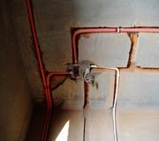 強電線(xiàn)用黃顏色PVC管外包，弱電線(xiàn)用白顏色PVC管外包